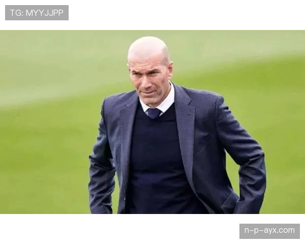 安切洛蒂与齐达内战术碰撞再现,精彩瞬间引发热议 安切洛蒂与齐达内战术碰撞再现,精彩瞬间引发热议