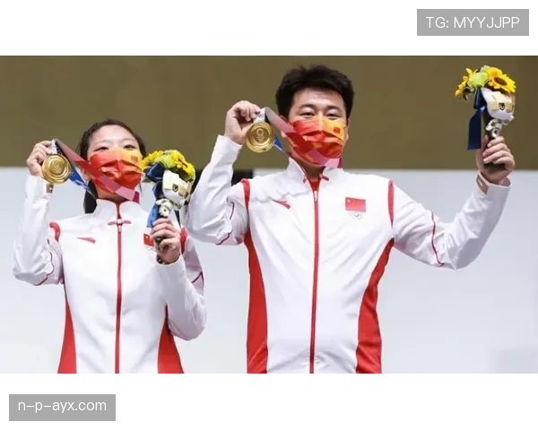 庞伟训练完顺手把蛋白粉当糖吃了？这自律程度真不是一般人扛得住的