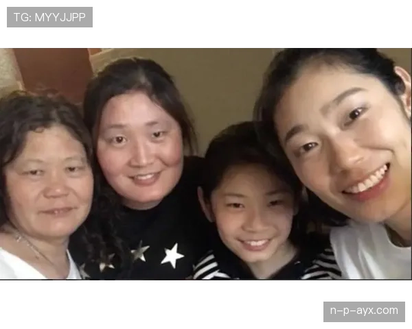 朱婷又晒豪宅照片，书架上竟然堆满了这样一堆“秘密武器”……